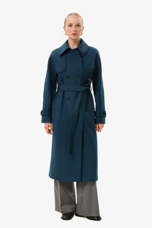 Пальто в синьому кольорі з кокеткою та поясом