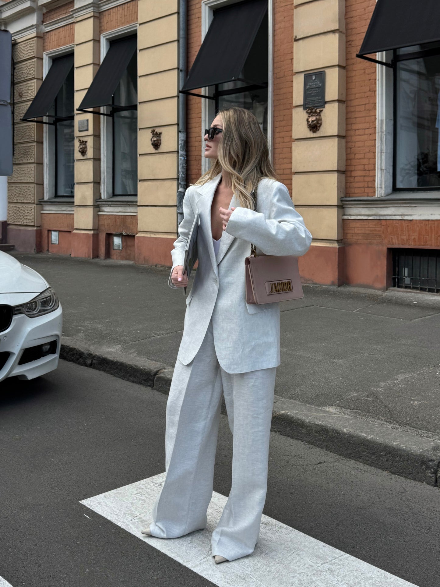 Ніжно-блакитний лляний костюм із тканини Loro Piana