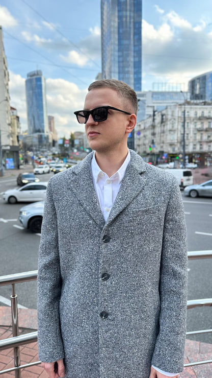 Пряме чоловіче пальто в світло-сірому кольорі
