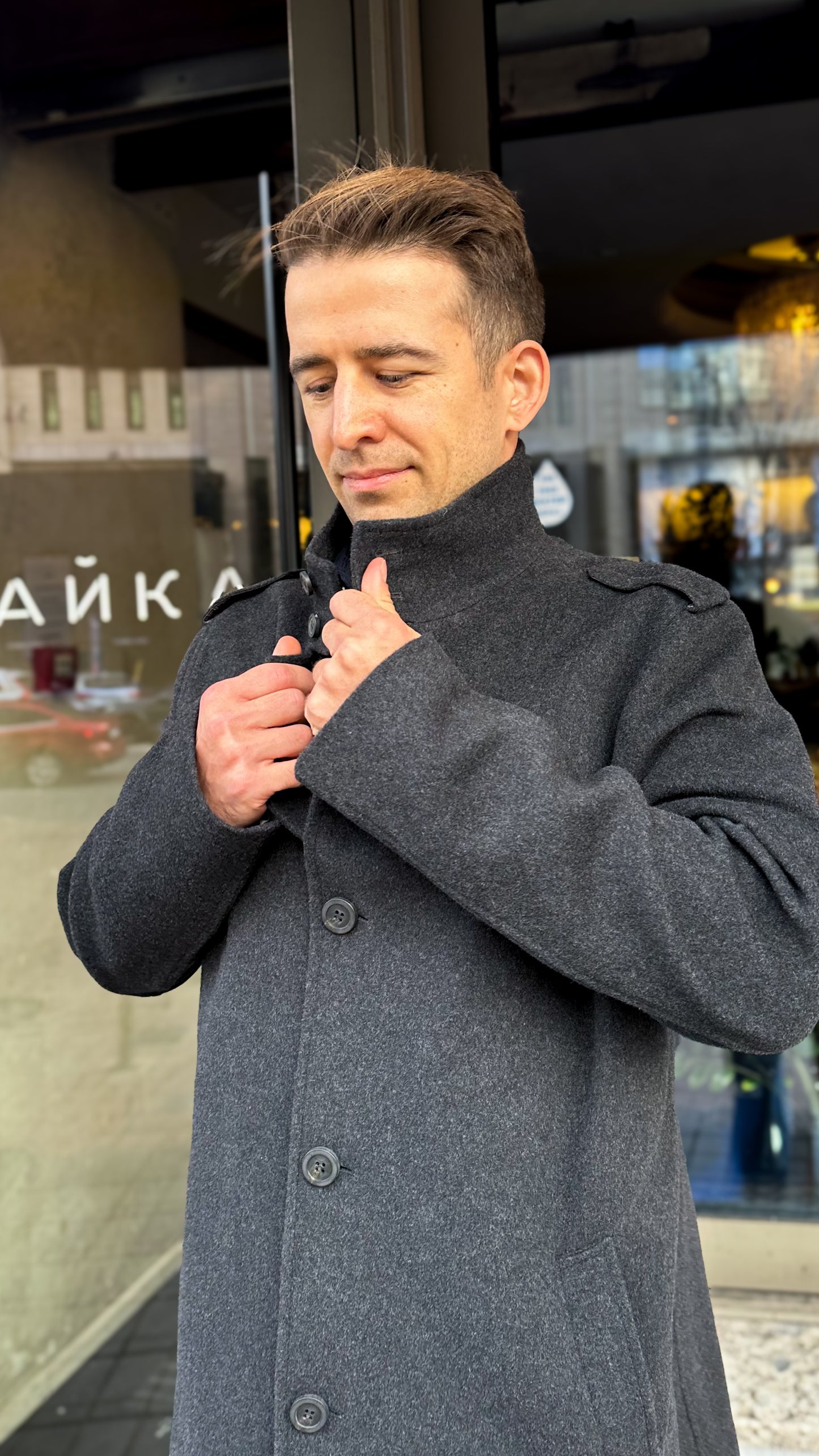 Чоловіче пальто в темно-сірому кольорі