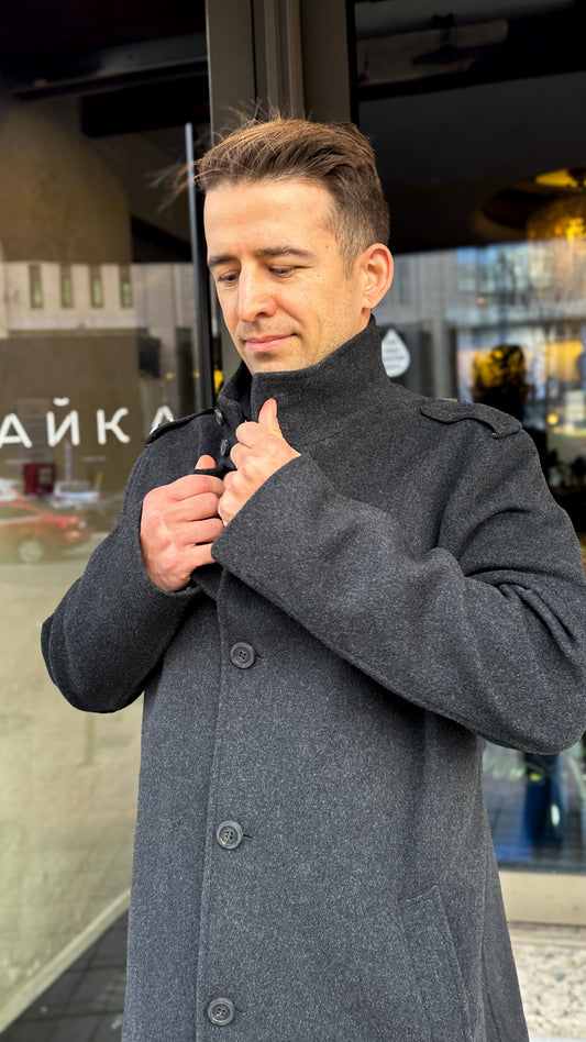 Чоловіче пальто в темно-сірому кольорі
