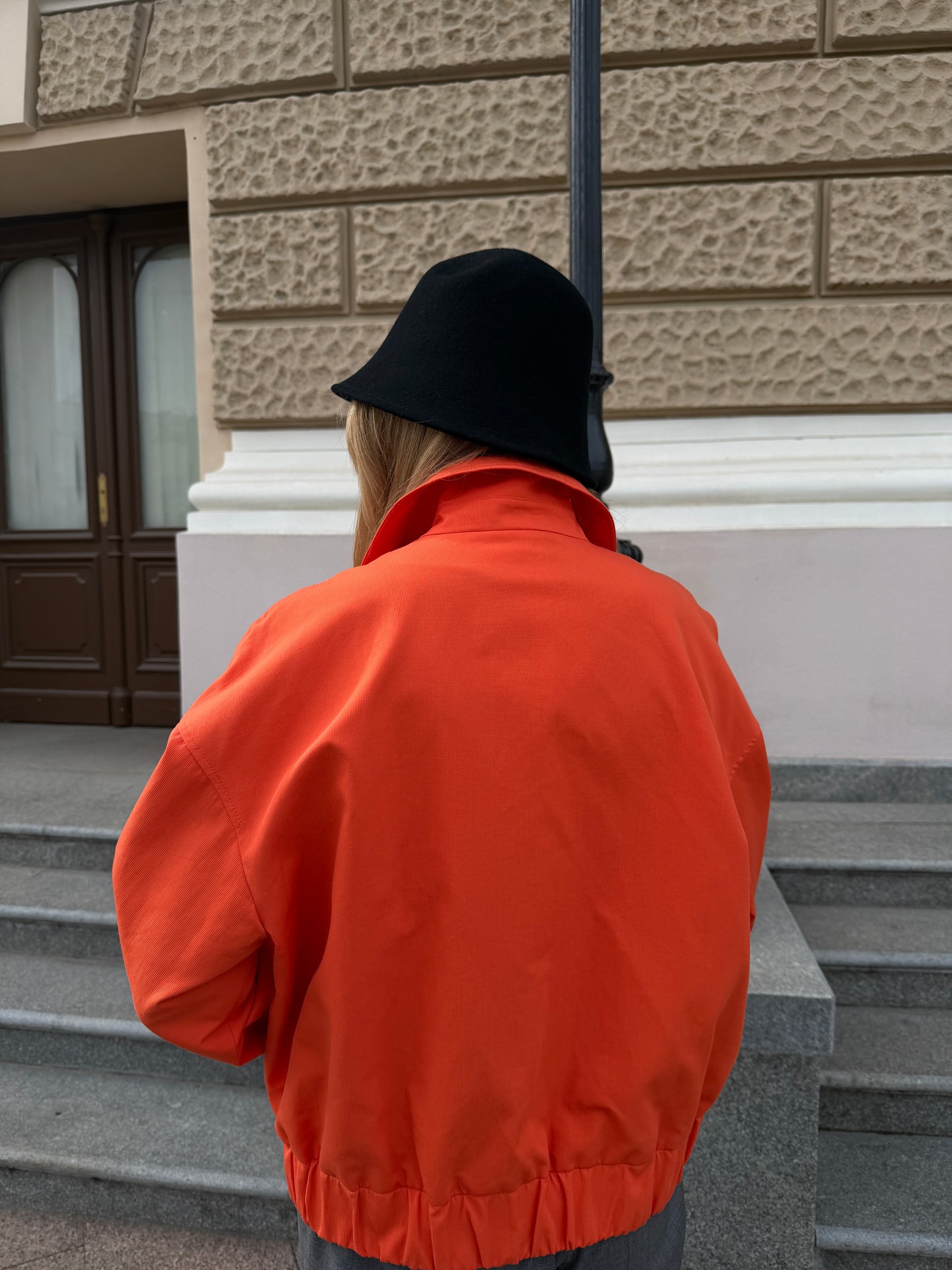 Легка куртка в помаранчевому кольорі