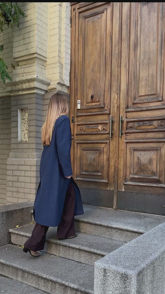 Пальто з широкими плечима в синьому кольорі
